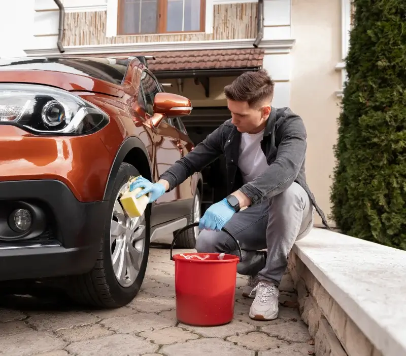 Lavage auto à domicile Forest-Saint-Julien : professionnel intervenant sur un véhicule
